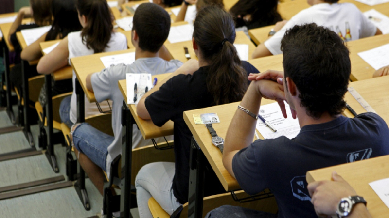 alumnos-haciendo-un-examen-de-selectividad_4_800x450
