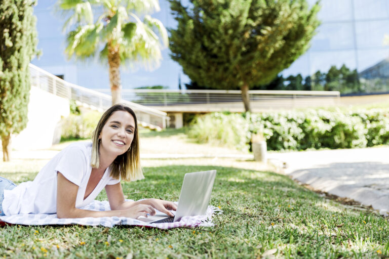 mujer-joven-computadora-portatil-que-mira-camara